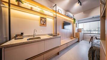 Studiosvit Deluxe - utsikt mot staden | Eget kök | Kylskåp, mikrovågsugn, spishäll och grytor/köksredskap