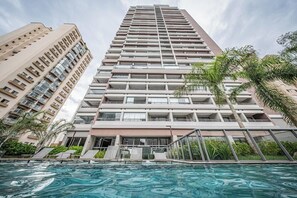 A high-rise hotel with a swimming pool, multiple balconies, and a modern architectural design. - GRAND VITRALLI (São Paulo)