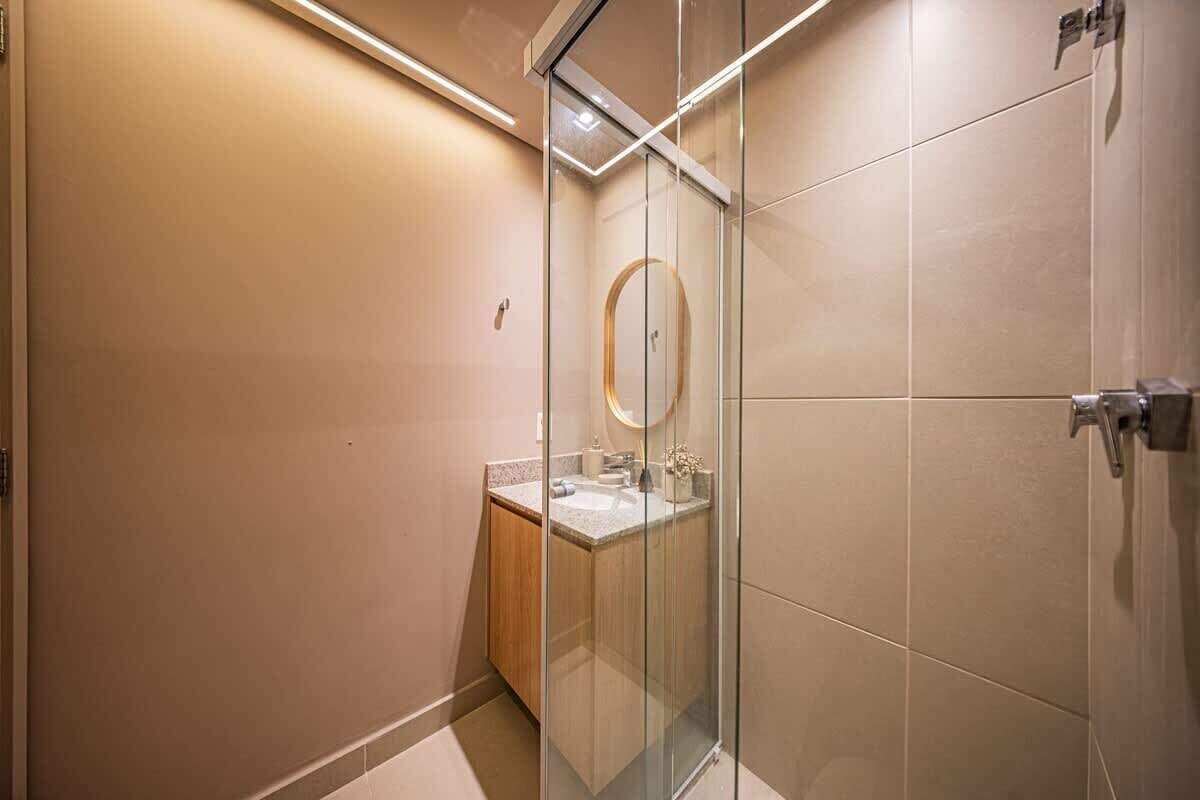 Estudi en suite Deluxe, vistes a la ciutat | Bany | Dutxa, articles de tocador gratuïts, sabó i xampú 