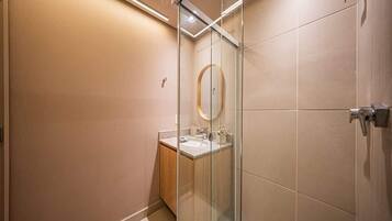 Estudi en suite Deluxe, vistes a la ciutat | Bany | Dutxa, articles de tocador gratuïts, sabó i xampú