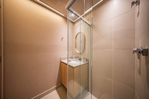 Estudi en suite Deluxe, vistes a la ciutat | Bany | Dutxa, articles de tocador gratuïts, sabó i xampú 