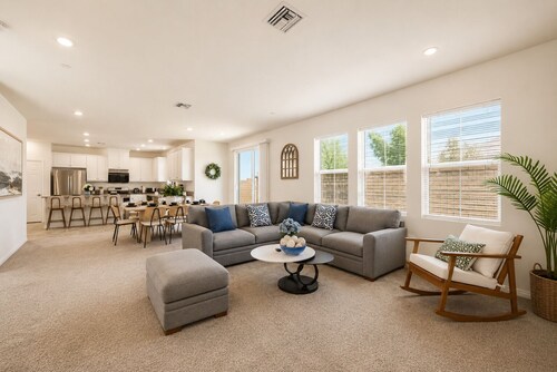     Spacious 7BR/10 Beds/Prime Location/ Central