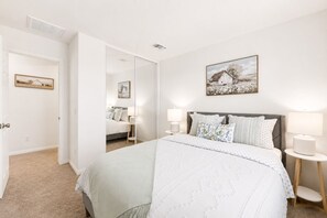 Room -     Spacious 7BR/10 Beds/Prime Location/ Central (Ontario)