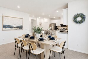 Dining -     Spacious 7BR/10 Beds/Prime Location/ Central (Ontario)