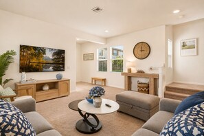 Living area -     Spacious 7BR/10 Beds/Prime Location/ Central (Ontario)