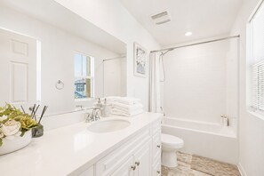 Bathroom -     Spacious 7BR/10 Beds/Prime Location/ Central (Ontario)