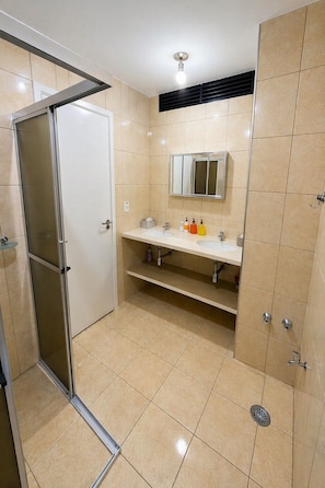 Shower, towels, soap, shampoo - Clube Universo (Itai)