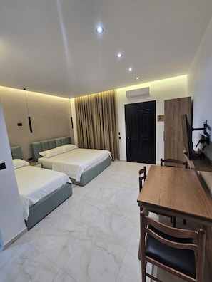 Tripla Comfort, balcone, vista giardino | Una scrivania, Wi-Fi gratuito