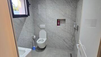 Comfort Triple Room, Balcony, Garden View | Bathroom | Shower, free toiletries, hair dryer (on request), towels