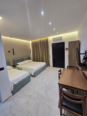 Tripla Comfort, balcone, vista giardino | Una scrivania, Wi-Fi gratuito