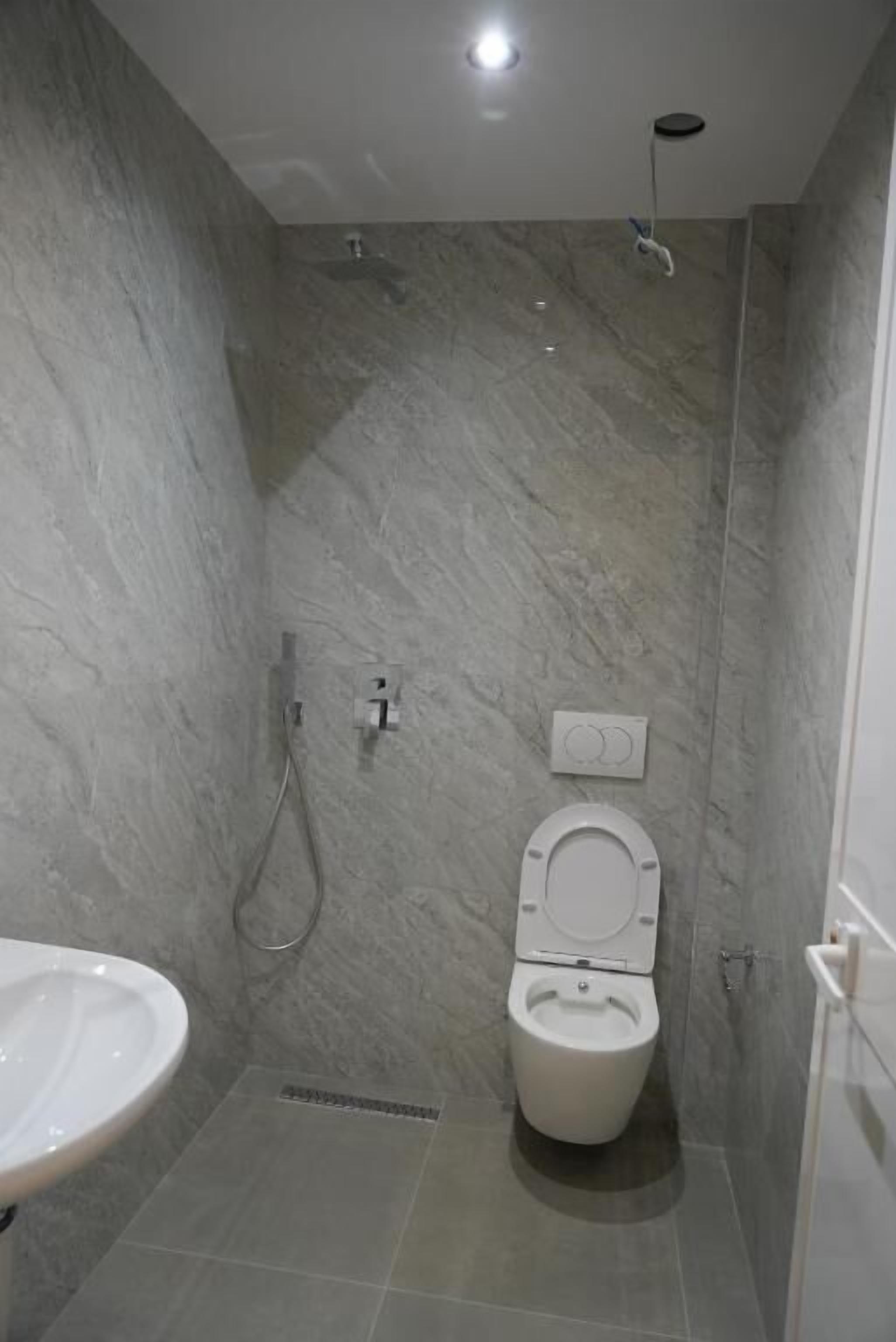 Dusche, kostenlose Toilettenartikel, Haartrockner, Handtücher