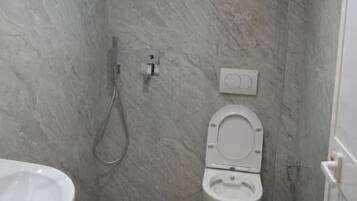 Dusche, kostenlose Toilettenartikel, Haartrockner, Handtücher