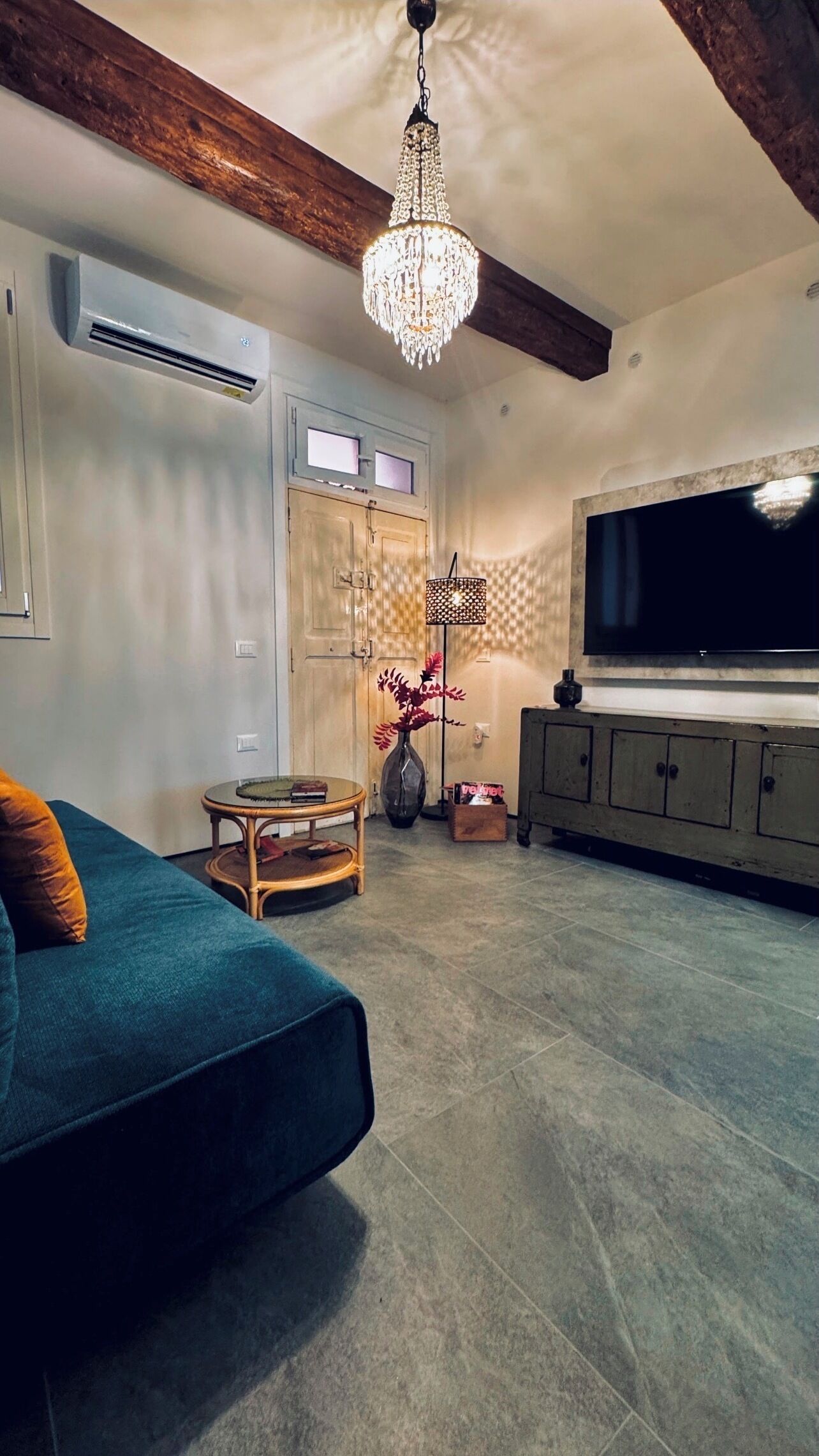 Smart TV, books, stereo