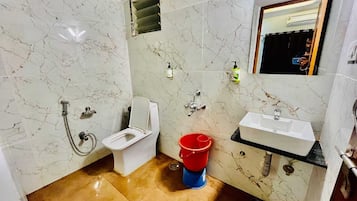 Douche, chaussons, serviettes fournies, shampoing