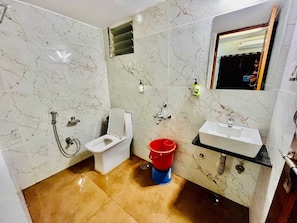 Shower, slippers, towels, shampoo - Hotel RM INN & RESTAURANT (Indore)