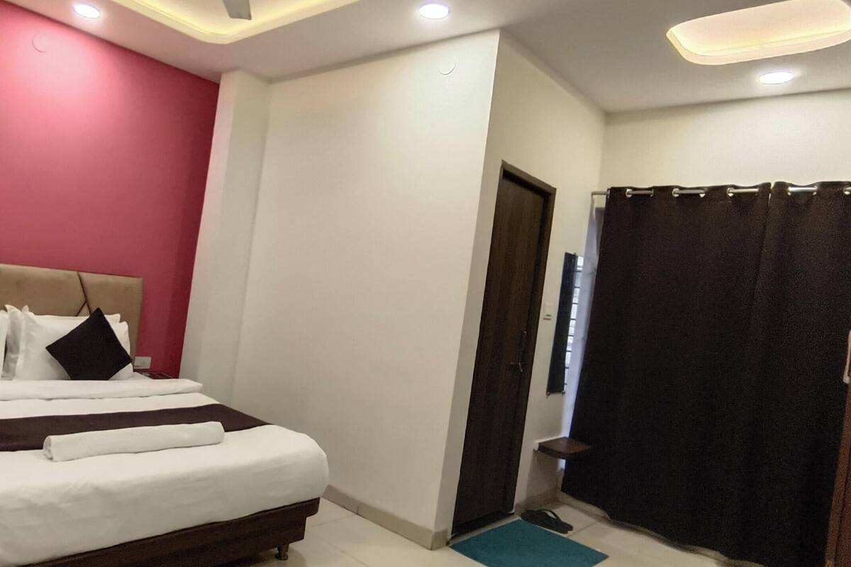 Deluxe Room, City View | Desk, laptop workspace, free WiFi