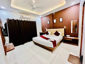 Desk, laptop workspace, free WiFi - Hotel RM INN & RESTAURANT (Indore)