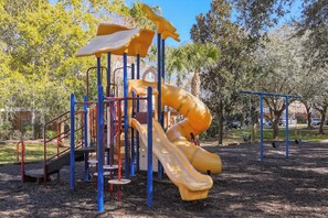 Ein Spielplatz mit Rutschen und Klettergerüsten.