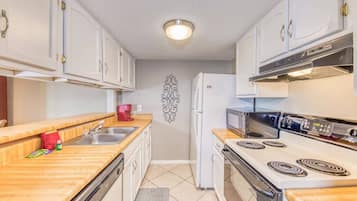 Appartamento Signature, 2 camere da letto, non fumatori, cucina | Cucina privata | Macchina per tè/caffè, frigorifero, microonde, forno