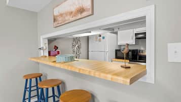 Signature Condo, 2 Bedrooms, Non Smoking, Kitchen | Private kitchen | Coffee/tea maker, fridge, microwave, oven