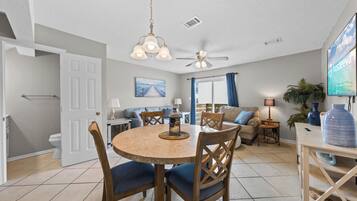 Signature Condo, 2 Bedrooms, Non Smoking, Kitchen | In-room dining