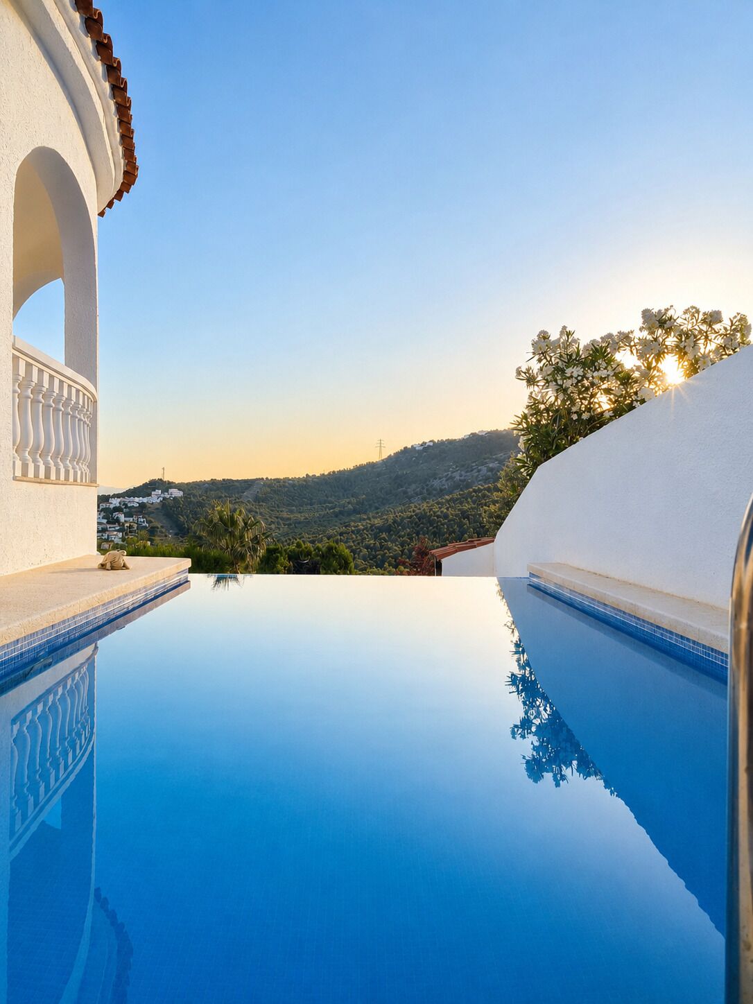 Une vue dégagée sur une piscine à débordement, avec un paysage montagneux en arrière-plan.