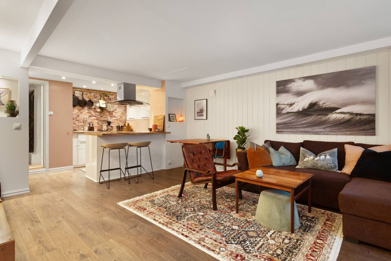 Uma sala de estar moderna com um sofá, mesa de centro e tapete.