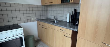 Cafetière/bouilloire, réfrigérateur, four, plaque de cuisson