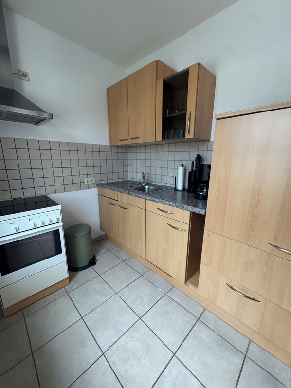 Wasserkocher mit Kaffee-/Teezubehör, Kühlschrank, Ofen, Herdplatte