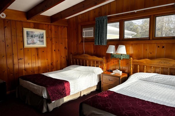 Bedroom w/ 2 full beds