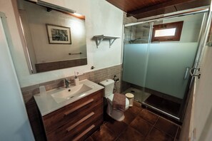Chambre Double Confort, balcon, vue partielle sur l'océan | Salle de bain | Sèche-cheveux, serviettes fournies, savon, shampoing