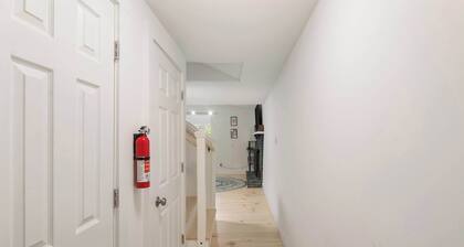 Scenic 2BR Loft | Mountain Views & Downtown Stowe
