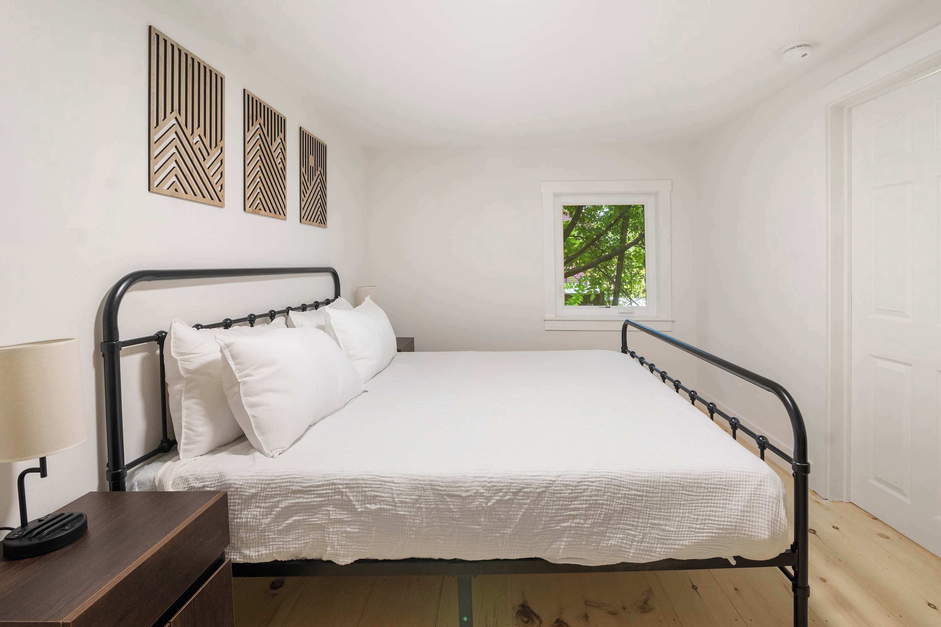 3 bedrooms, desk, iron/ironing board, WiFi