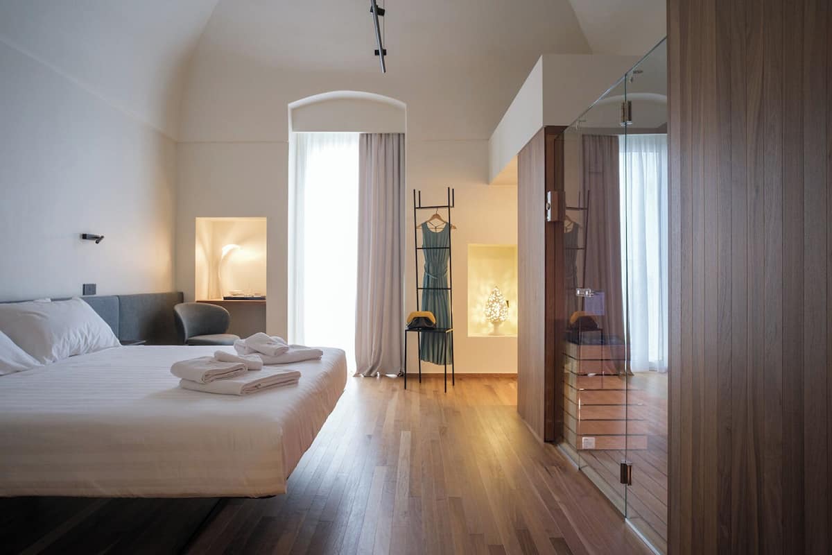 Ropa de cama de alta calidad, cubrecamas y minibar 