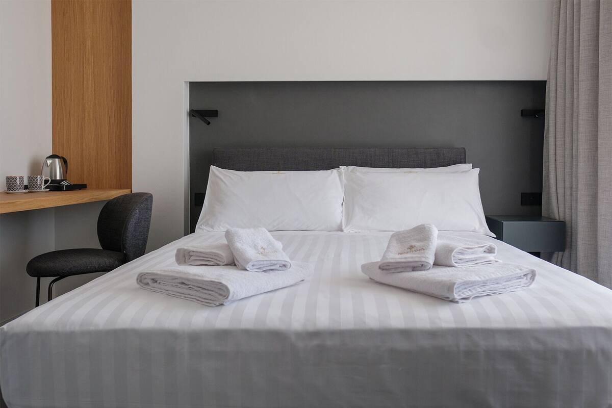 Ropa de cama de alta calidad, cubrecamas y minibar 