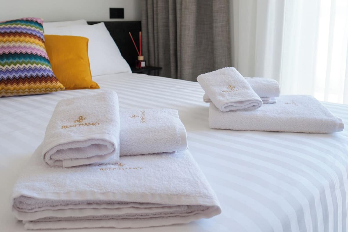 Ropa de cama de alta calidad, cubrecamas y minibar 