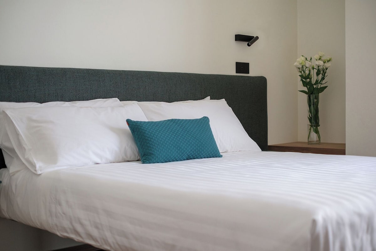 Ropa de cama de alta calidad, cubrecamas y minibar 