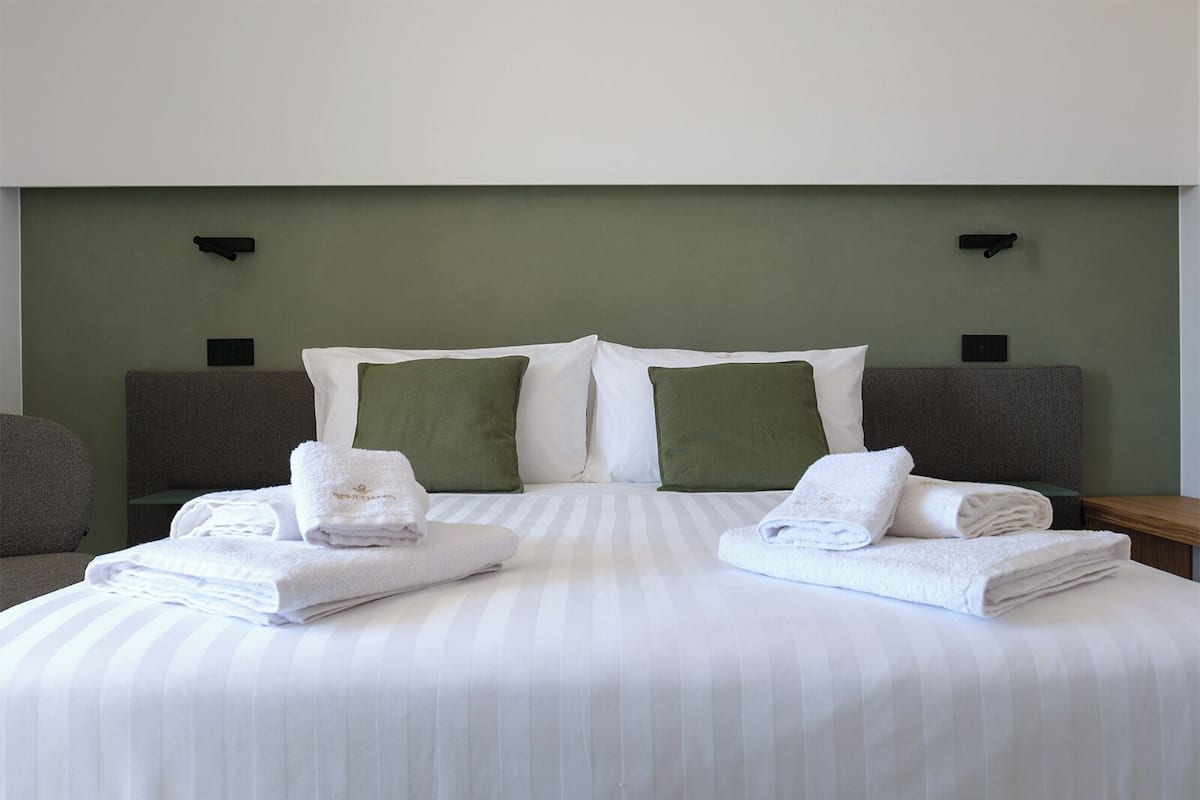 Ropa de cama de alta calidad, cubrecamas y minibar 