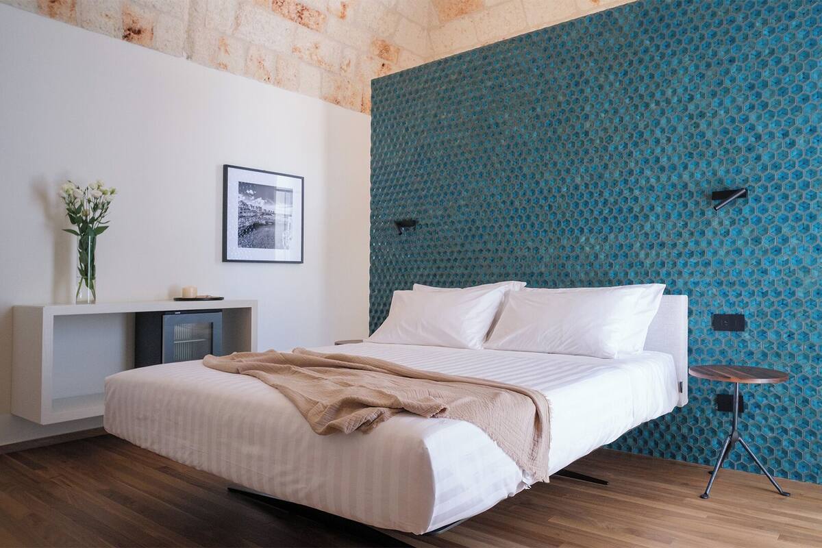 Ropa de cama de alta calidad, cubrecamas y minibar 