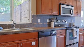 Coffee/tea maker, fridge, microwave, oven