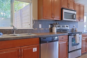 Coffee/tea maker, fridge, microwave, oven - Happy's Hollow, Sleep's 17, Downtown w/ Hot Tub! (Ellensburg)