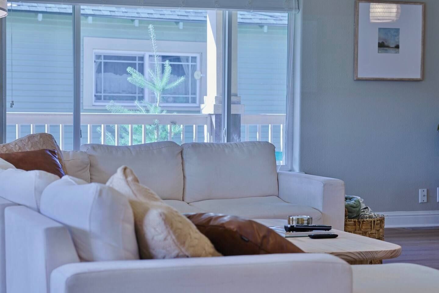 Smart TV, fireplace, books, stereo