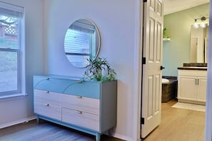 Interior - Happy's Hollow, Sleep's 17, Downtown w/ Hot Tub! (Ellensburg)