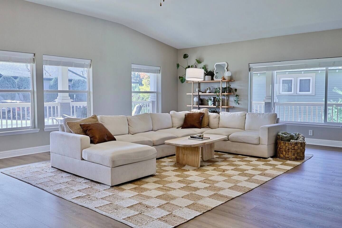 Smart TV, fireplace, books, stereo