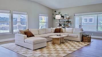 Smart TV, fireplace, books, stereo