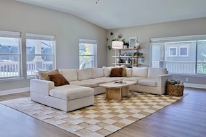 Smart TV, fireplace, books, stereo - Happy's Hollow, Sleep's 17, Downtown w/ Hot Tub! (Ellensburg)