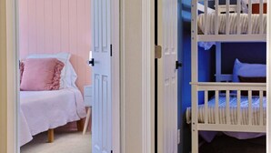 6 slaapkamers, een bureau, een strijkplank/strijkijzer, reisbedje