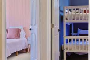 6 habitaciones, escritorio y tabla de planchar con plancha 