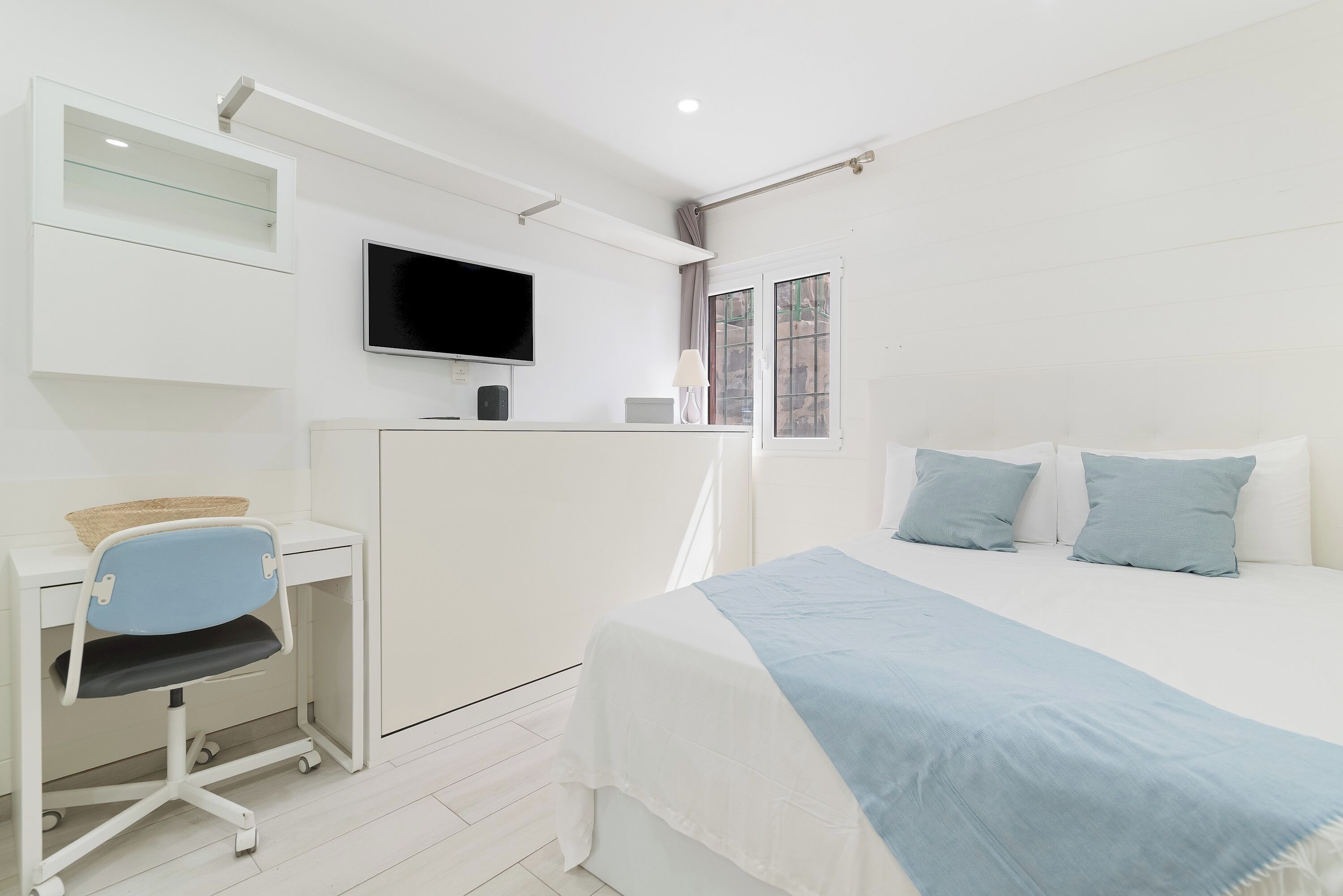 1 bedroom, iron/ironing board, internet, bed sheets