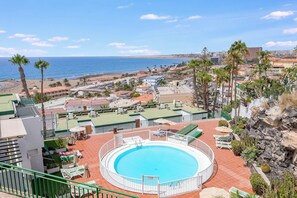 A rooftop pool with a view of the sea and surrounding buildings. - Home2Book Sea View Pool & Terrace Las Burras Beach (Maspalomas)